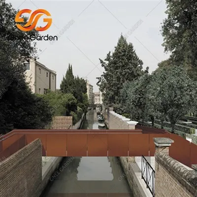 Corten stål metal fodgængerbro i parken